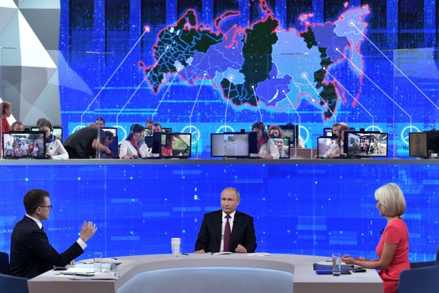 Vladimir Putin v televizní online show s názvem Přímá linka | foto: Alexei Nikolsky,  ČTK/AP
