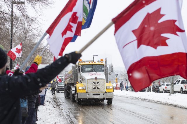 Protesty v kanadském Edmontonu | foto:  Jason Franson,  ČTK/AP