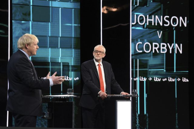 Debata vůdců dvou největších britských stran. Zleva Boris Johnson a Jeremy Corbyn | foto:  ITV,  ČTK/AP