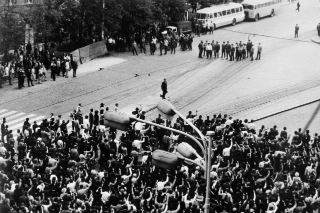 Václavské náměstí 21. srpna 1969. Protestující sleduje hlouček policistů  (v horní části snímku) | foto: ČTK