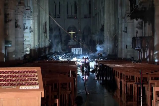 Pařížská katedrála Notre-Dame po ničivém požáru | foto: ČTK/AP