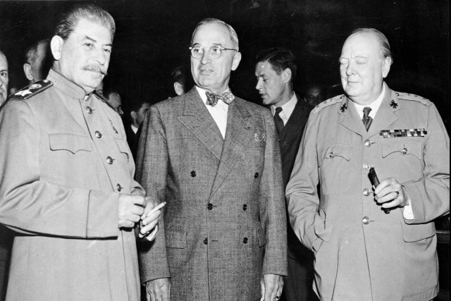 Postupimská konference u Berlína 17. července 1945,  podle historiků začátek studené války. Zleva sovětský vůdce Josif Stalin,  prezident USA Harry Truman a britský premiér Winston Churchill | foto: ČTK/AP