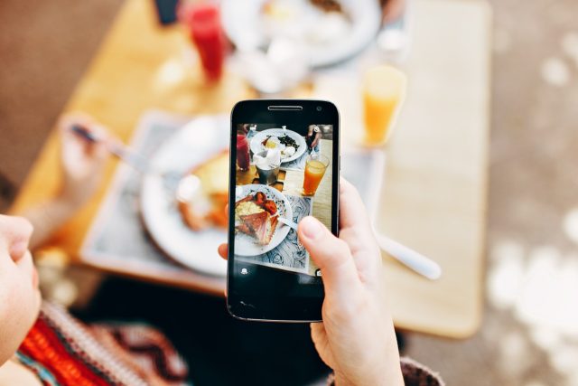 Focení jídla je náročná disciplína. Telefon u jídla navíc odvádí pozornost od pokrmů samotných | foto: Helena Lopes,  fotobanka Pexels,  CC0 1.0
