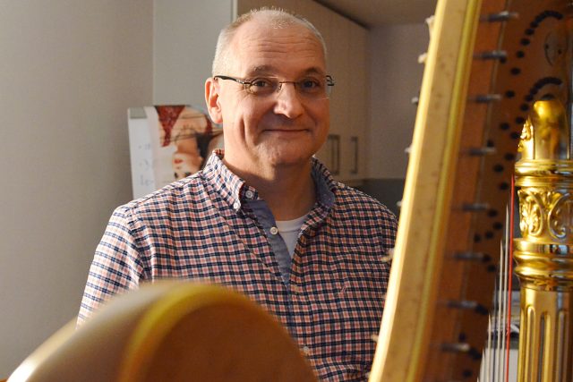 Václav Bartuška u harfy své ženy | foto: Petr Veber,  Český rozhlas
