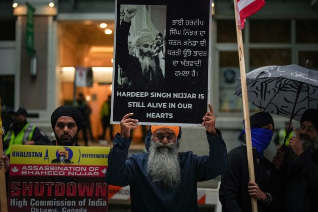 Hardeep Singh Nijjar aneb protesty po jeho smrti v Kanadě  (A man holds a sign with a photograph of Hardeep Singh Nijjar during a protest outside the Indian Consulate,  in Vancouver,  BC,  Canada on Monday,  September 25,  2023) | foto: Fotobanka Profimedia