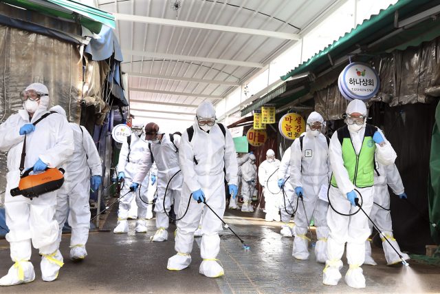 Lékaři se patnáct let připravovali na „skutečně velkou“ pandemii,  která globálně otřese zdravotními systémy jako zemětřesení. Na sklonku takové události můžeme být právě teď | foto:  Lee Jong-chul,  ČTK/AP
