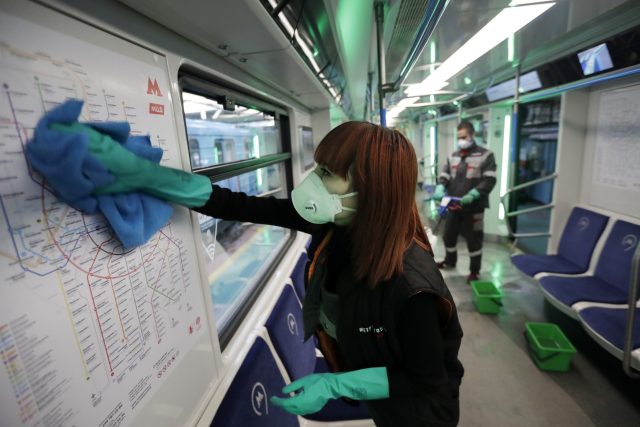Hygienická opatření v moskevském metru | foto: Pavel Golovkin,  ČTK/AP