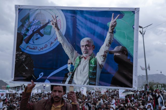 Palestinský vůdce Hamásu v Pásmu Gazy Jahjá Sinwár na plakátu jednoho z demonstrantů v Jemenu | foto: ČTK / AP / Osamah Abdulrahman
