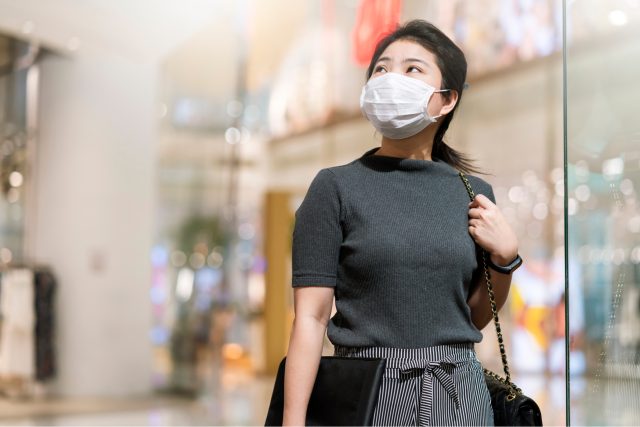 Bez ohledu na aktuálně klesající čísla je však mnoho Japonců nadále opatrných a nosí roušky. Ilustrační foto | foto: Shutterstock