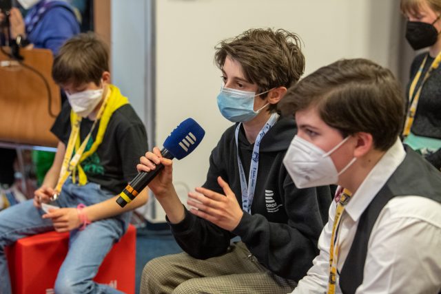 Děti měly tolik dotazů,  že se diskutovalo i po oficiálním ukončení tiskové konference | foto: Khalil Baalbaki,  Český rozhlas