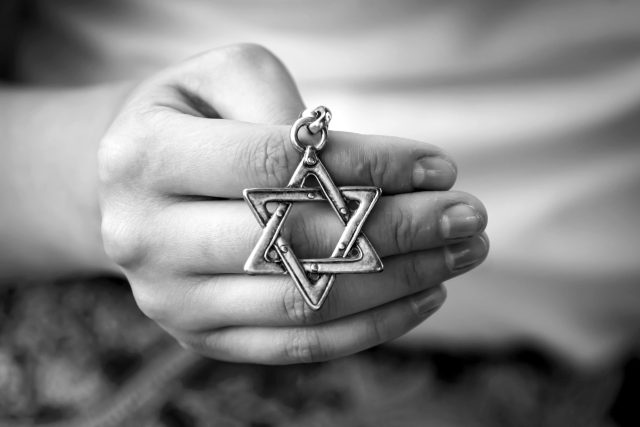 Davidova židovská hvězda v ruce mladé ženy | foto: Shutterstock
