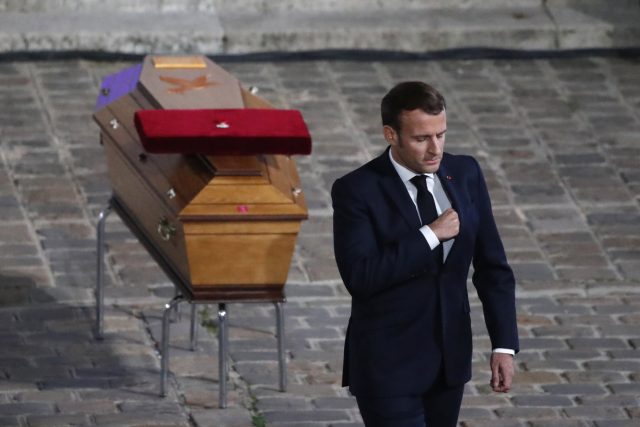 Francouzský prezident Emmanuel Macron na pohřbu učitele Samuela Patyho | foto: Francois Mori,  ČTK/AP