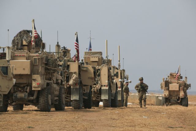 Americký vojenský konvoj v severní Sýrii | foto:  Baderkhan Ahmad,  ČTK/AP