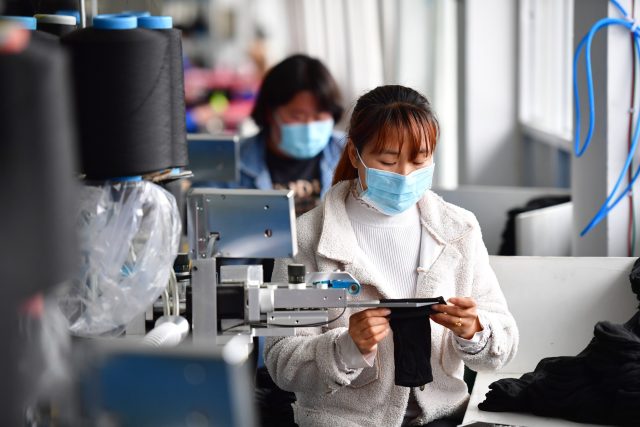 Pandemie koronaviru vyvolala úvahy o tom,  jestli není čas přesunout výrobu z Asie zpět do Evropy | foto: Fotobanka Profimedia