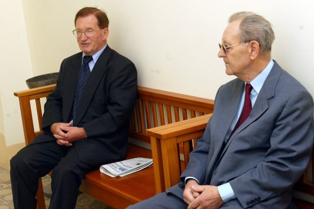 Lubomír Štrougal a Miloš Jakeš u soudu v roce 2003 | foto: Fotobanka Profimedia