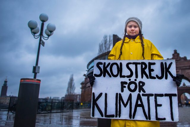 Patnáctiletá Švédka Greta Thunbergová protestuje před švédským parlamentem proti změně klimatu. | foto: Fotobanka Profimedia