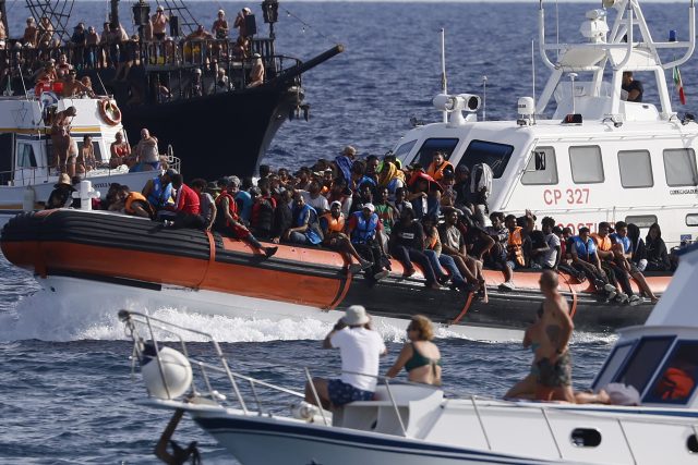 Migranti u břehů italského ostrova Lampedusa | foto:  Cecilia Fabiano,  ČTK / AP