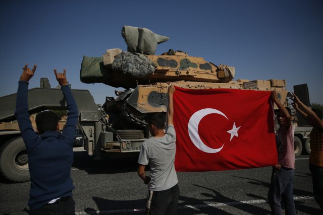 Erdogan potřeboval zabrnkat na nacionalistickou strunu | foto: Lefteris Pitarakis,  ČTK/AP