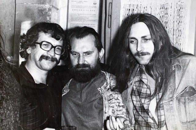 Egon Bondy a I. M. Jirous a Pavel Zajíček,  klukovice 1975 | foto: Jaroslav Libánský,  Repro Tomáš Nosil / Empresa Media / Profimedia
