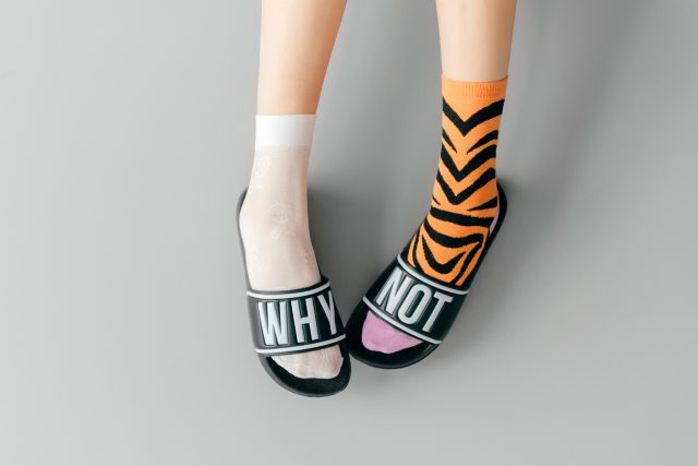 Pantofle nejsou v práci vhodnou obuví | foto: Shutterstock