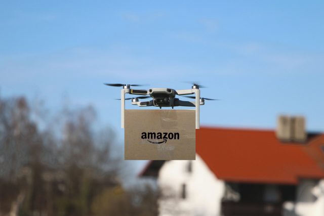 Dron s balíkem Amazonu na snímku ze španělské Malagy | foto: Shutterstock