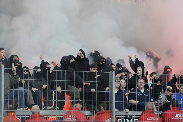 Pyrotechnika je na stadionech zakázaná | foto: Fotobanka Profimedia