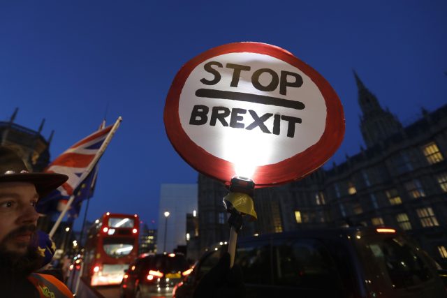 Muž protestující proti brexitu  (ilustrační foto) | foto: Kirsty Wigglesworth,  ČTK/AP