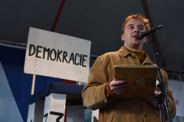 Mikuláš Minář během demonstrace Milionu chvilek pro demokracii | foto: Fotobanka Profimedia