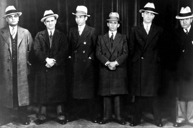 Mafiáni  (zleva): Paul Ricca,  Salvatore Agoglia,  Lucky Luciano,  Meyer Lansky,  John Senna,  Harry Brown v roce 1932 | foto: Profimedia