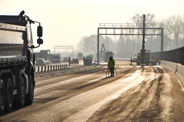 Průhyb mostu se při zátěžových zkouškách měří průběžně nivelačním přístrojem | foto: Josef Ženatý,  Český rozhlas