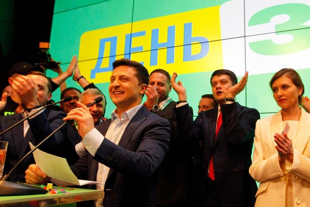 Ze všeho nejdůležitější je,  aby Zelenskyj ukázal,  že dokáže obcházet moc nejbohatších Ukrajinců a oligarchů | foto: Fotobanka Profimedia