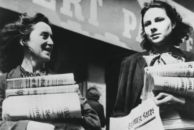 Ženy prodávají noviny,  které informují o nacistické okupaci Paříže | foto: Profimedia