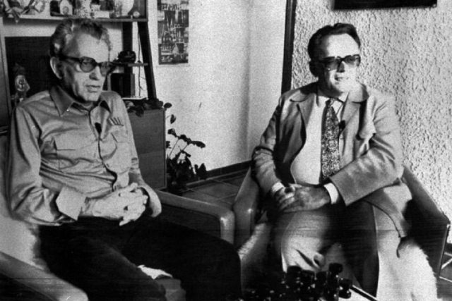 Československý novinář Jiří Lederer  (vlevo) a šachový velmistr Luděk Pachman krátce po odchodu Lederera z Československa | foto: ČTK