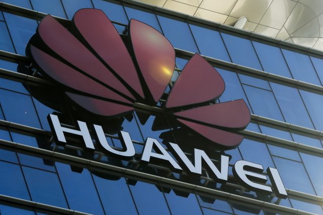 Neexistuje žádný přímý důkaz,  že by čínská společnost Huawei pomáhala své vládě provádět špionáž. Loajalita dodavatele telekomunikační infrastruktury je ale zcela zřejmá. Představuje tedy v případě budování sítí 5G bezpečnostní riziko. | foto: Andy Wong,  ČTK/AP