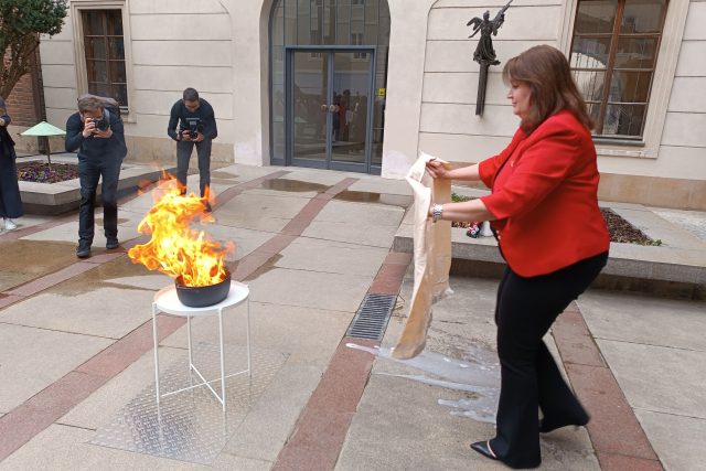 Hašení s novou hasební dekou si vyzkoušela i rektorka UK Milena Králíčková | foto: Tereza Janouškovcová Bartůňková,  Český rozhlas