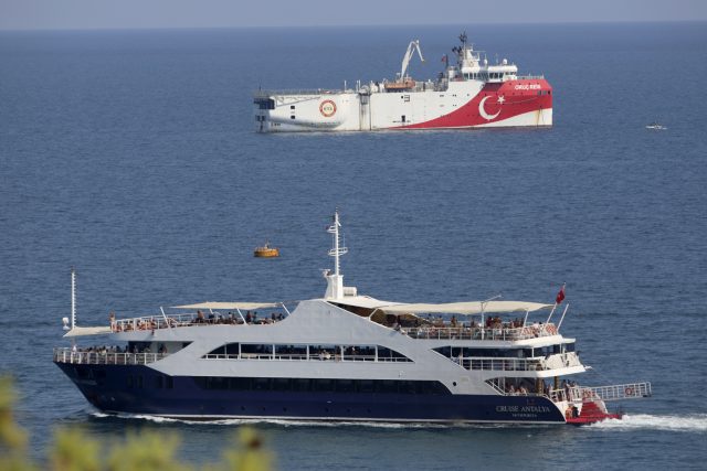 Turecké výzkumné plavidlo  (vzadu) zakotvilo u pobřeží Antálie v Turecku | foto: Burhan Ozbilici,  ČTK/AP