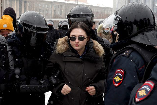 Ruská policie protestanty zatýká | foto: Fotobanka Profimedia