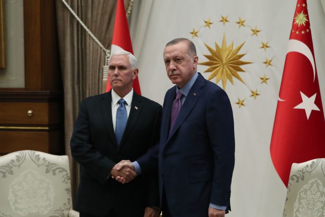 Americký viceprezident Mike Pence po jednání s tureckým prezidentem Erdoganem | foto: Fotobanka Profimedia
