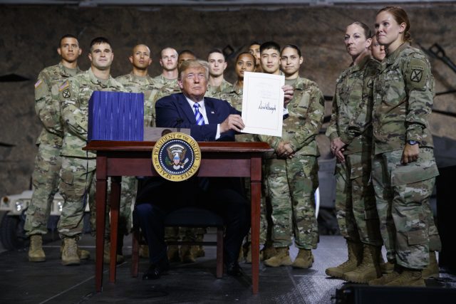 Donald Trump podepsal rekordně vysoký vojenský rozpočet | foto: Carolyn Kaster,  ČTK/AP