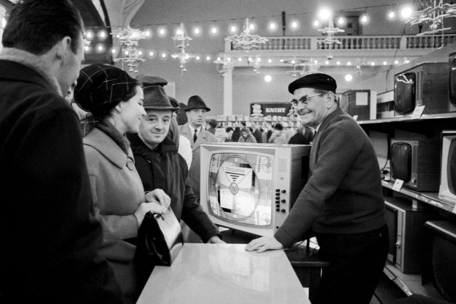 Prodej televizorů na vánočním trhu v Parku kultury a oddechu Julia Fučíka v Praze,  listopad 1968 | foto: Jiří Kruliš,  ČTK