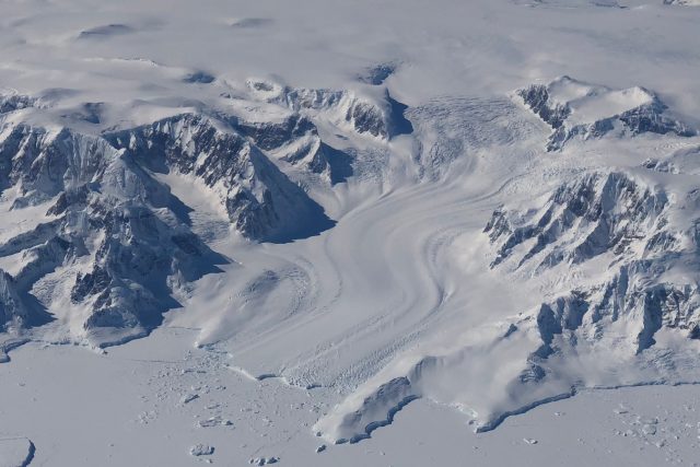 Díky nejen satelitním datům z let 2003 až 2019 přesně víme,  jak v Grónsku a na Antarktidě ubývá led. Tání ledovců tvoří třetinu z celkového nárůstu hladiny oceánů. | foto: K. Ramsayer,  NASA
