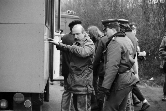  Zásah příslušníků SNB ve Všetatech 25. ledna 1989. Na snímku vepředu v uniformě Vít Ibl | foto: Michal Doležal,  ČTK