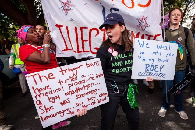 Aktivisté podporující svobodnou volbu žen protestující proti pochodu odpůrců potratů  (Washington,  8. října 2022) | foto: Profimedia