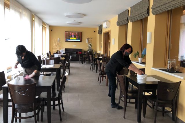Dezinfikování hotelové restaurace v Jeseníkách | foto: Andrea Švubová,  Český rozhlas,  Český rozhlas