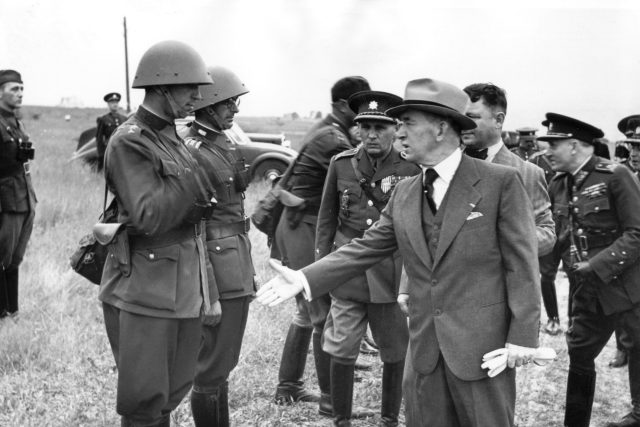 Edvard Beneš při prohlídce teritoriální protiletecké obrany 9. června 1938 | foto: ČTK