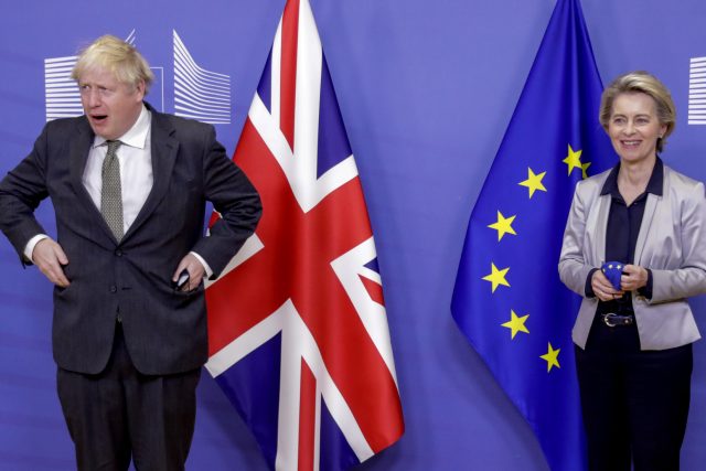 Britský premiér Boris Johnson a předsedkyne Evropské komise Ursula von der Leyenová | foto: Olivier Hoslet,  ČTK/AP