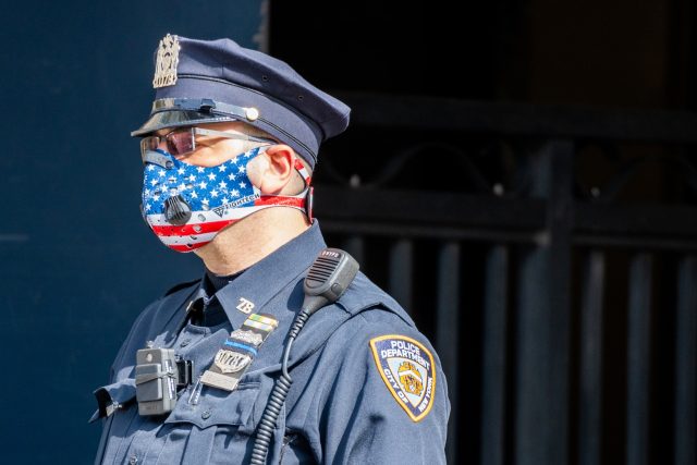 Americký policista s rouškou | foto: Fotobanka Unsplash