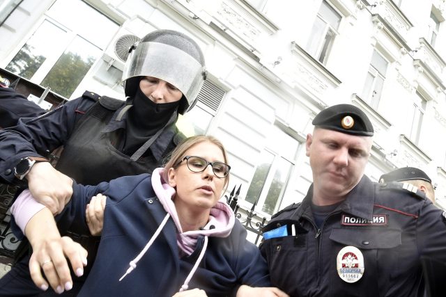 Právnička Ljubov Sobolová v rukou ruské policie | foto: Fotobanka Profimedia