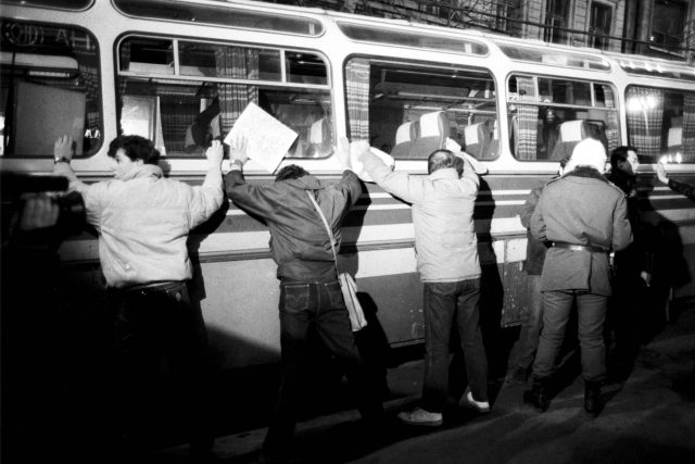 Zásah SNB proti demonstraci na Václavském náměstí v Praze na 20. výročí sebeupálení Jana Palacha  (19. 1. 1989) | foto: Michal Doležal,  ČTK