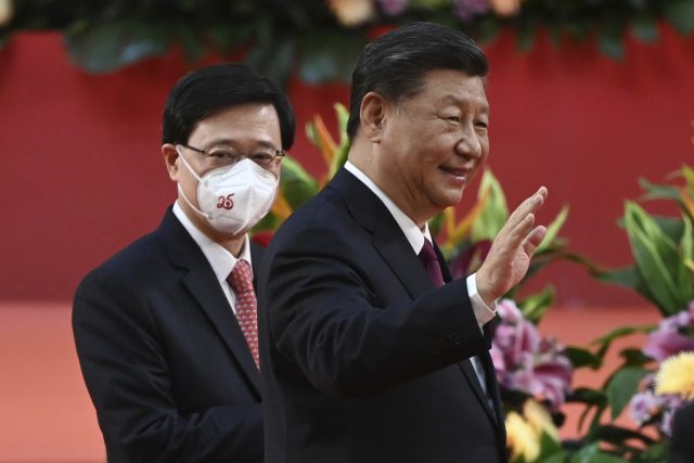 Čínský prezident Si Ťin-pching  (vpravo) a nový šéf správy Hongkongu John Lee | foto:  Selim Chtayti,  ČTK/AP